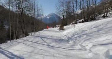 Alplerde kaymak, yavaş, kolay yamaç, gerçekçi sürüş, forst insan bakış açısı, 4K 60p görüntü