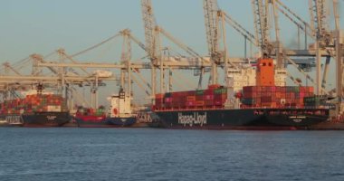 Rotterdam, Hollanda - 2019 dolaylarında kargo iskelesi ECT konteynır terminali, Rotterdam Limanı, dünya çapında nakliye tedarik zincirleri için konteynır yüklemek için gantry vinçleri