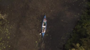 Yukardan, Macaristan 'daki Tisza Gölü' nün bataklık hava aracı görüntüsünde kano var.