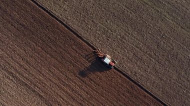 Tarım tarlalarını süren traktör, İHA 'dan havadan görüş.