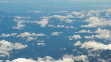 Bulutlar arasında uçarken, uçuş sırasında uçak penceresinden görünüm