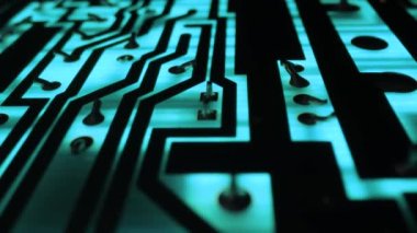 Yeşil ışıkta parlayan baskılı devre elektronik makro, bileşenler arasında lens, eski bilgisayar donanımı