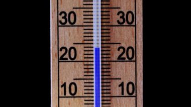 Thermometer showing falling temperature, on a scale followed with slider motion