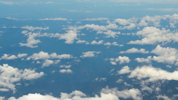 Latanie Między Chmurami Widok Okna Samolotu Podczas Lotu — Wideo stockowe