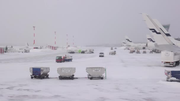 Helsinki Finland Circa 2022 Airplanes Blizzard Airport Operations Helsinki Vantaa — Stock video