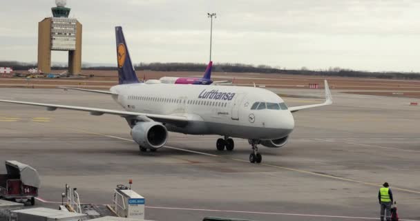匈牙利布达佩斯 约2022年 汉莎航空公司A320飞机在多云天气下抵达布达佩斯利兹特 费伦茨国际机场 — 图库视频影像