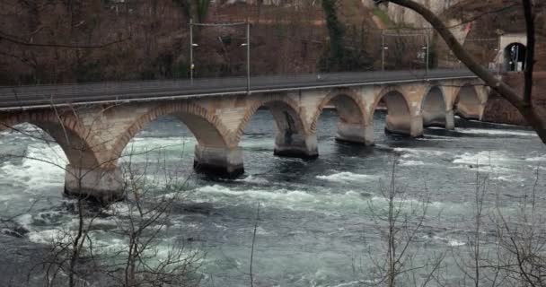 Sviçre Yakınlarındaki Rhine Şelalesi Ndeki Köprüde Nehirden Geçen Eski Demiryolu — Stok video