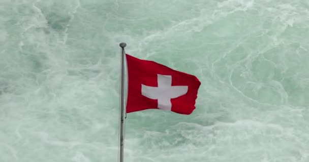 Bandiera Svizzera Della Svizzera Sventola Contro Rapido Scorrere Spruzzi Acqua — Video Stock