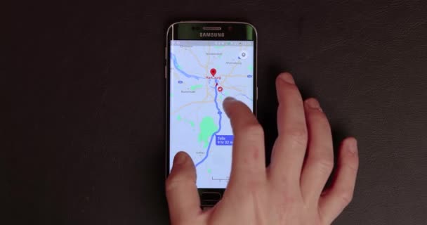 Budapest Ungarn 2021 Routenplanung Auf Dem Smartphone Mittels Google Maps — Stockvideo