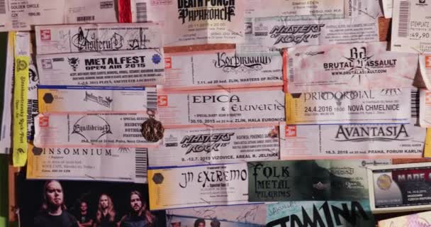 Praga Chequia Circa 2021 Entradas Para Conciertos Pizarrón Muchos Eventos — Vídeos de Stock