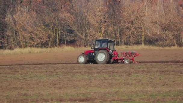 Tiszafured Ungern Cirka 2022 Traktorplöjning Jordbruksmark Med Tallriksplog — Stockvideo