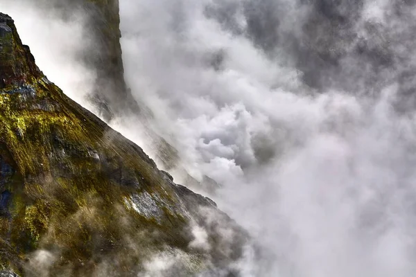 Yakınlardaki Volkanik Kraterden Yükselen Yoğun Buhar Sisi Ile Dağ Manzarası — Stok fotoğraf