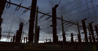 Elektrik şebekesi trafosu. Elektrik hatlarının yüksek voltajlı elektrik altyapısı.
