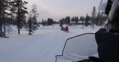 Finlandiya 'da kar motosikletine binmek, manzaradan sürücü kaskına geçişe odaklanmaktır.
