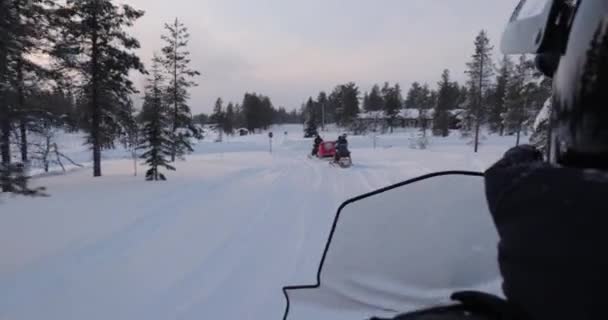 Montar Una Moto Nieve Finlandia Centrar Cambio Del Paisaje Casco — Vídeo de stock