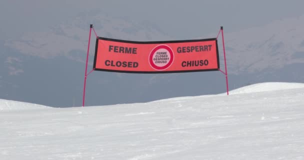 Bannière Fermée Piste Ski Avec Travail Fermé Français Anglais Italien — Video