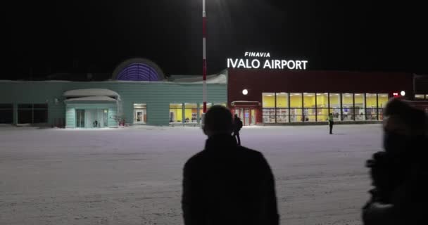 Ivalo Finland Circa 2022 Passagiers Die Aankomen Luchthaven Van Ivalo — Stockvideo