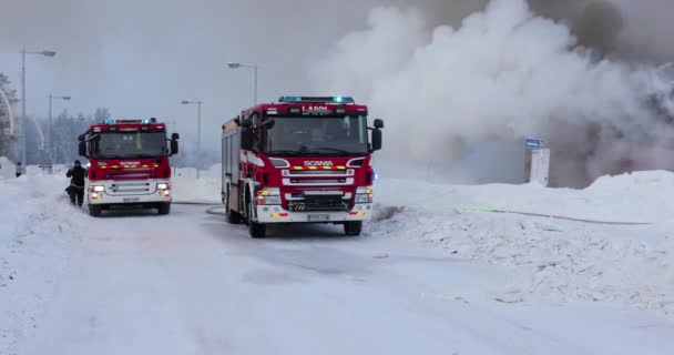 Saariselka Finland Cirka 2022 Brandbilar Vid Ett Nedbränt Köpcentrum Kuukkeli — Stockvideo