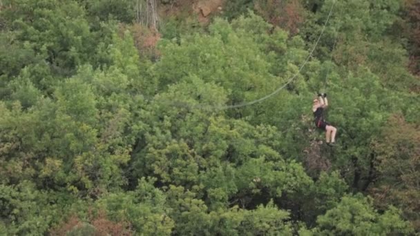 Zipline Korsar Över Skog Valley Man Glider Över Kabel Spår — Stockvideo