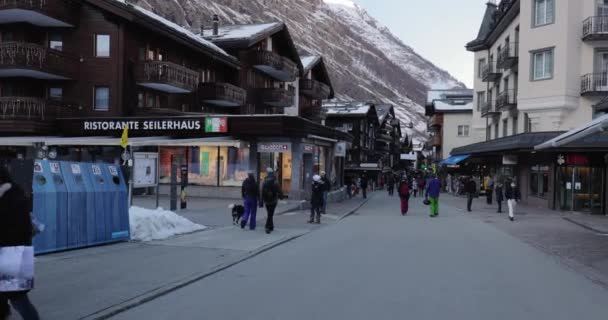 Zermatt Svizzera Circa 2021 Gente Che Passa Strade Della Famosa — Video Stock