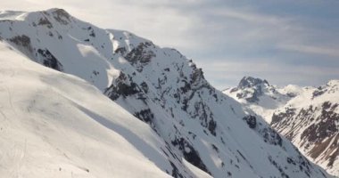 Karlı kış, Alpler 'in yüksek dağ manzarası kayak asansöründen Les Sybelles' i gösteriyor.