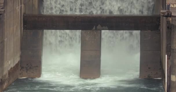 Centrale Idroelettrica Con Spruzzi Acqua Sotto Diga Sul Fiume Soca — Video Stock