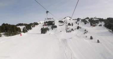 Chamrousse 'daki Alplerde kayak asansörü kullanmak