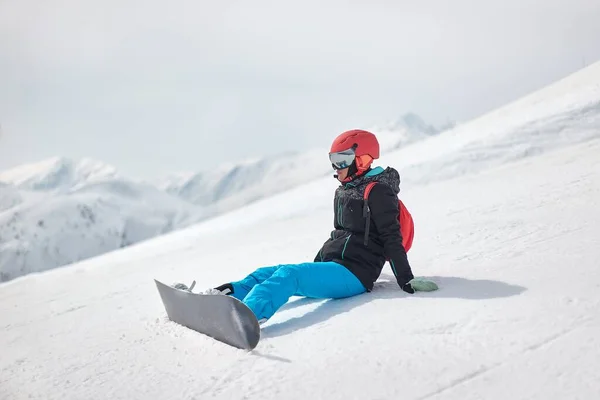 Snowboarder Sitter Snön Högt Bergslandskap — Stockfoto