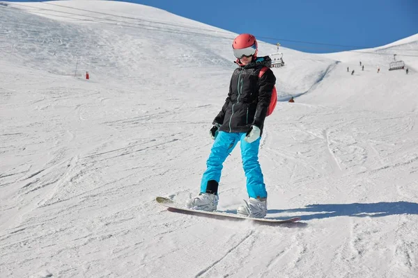 Snowboarder Nel Luminoso Paesaggio Alta Montagna Innevato — Foto Stock