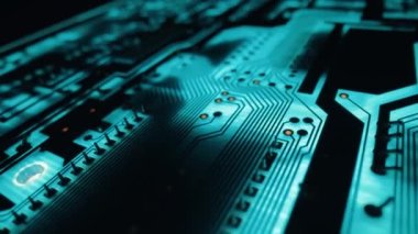 Yeşil ışıkta parlayan baskılı devre elektronik makro, bileşenler arasında lens, eski bilgisayar donanımı