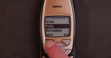 Budapeşte, Macaristan - 2021 civarı: Sms kısa mesajı eski bir cep telefonu ekranında sadece bir harf k ile tamam diyor, kısa mesaj için fazladan yanıt