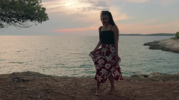 Νεαρή Γυναίκα Απολαμβάνοντας Ζεστό Καλοκαιρινό Βράδυ Στην Ακτή Της Θάλασσας — Αρχείο Βίντεο