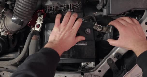 在汽车中更换起动器电池 安装新的电池以保证运行可靠 连接接触式终端 — 图库视频影像