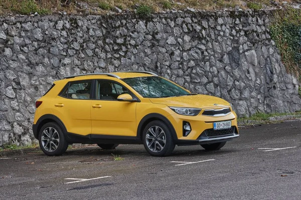 Solkan Словенія Близько 2022 Yellow Kia Stonic Subcompact Cross Suv — стокове фото