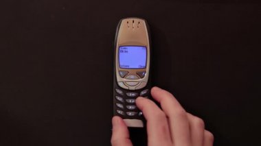 Budapeşte, Macaristan - 2021 Sms metin mesajı: Eski bir cep telefonu ekranında patlama yaşandığını söylüyor, gençler ve eski nesiller arasındaki düşünce farklılıklarını vurgulamak için popüler bir argo.