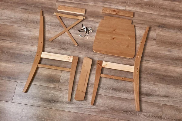 Drewniane Krzesło Gotowe Montażu Części Układane Rozpakowaniu — Zdjęcie stockowe