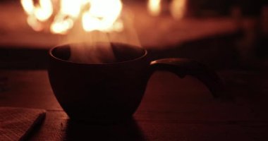Geleneksel sami kuksa. Finnish Lapland 'dan. Sıcak çay buharı yükseliyor.