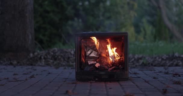 Brennendes Feuer Einem Alten Kaputten Fernseher Giftige Luftverschmutzung Durch Brennende — Stockvideo