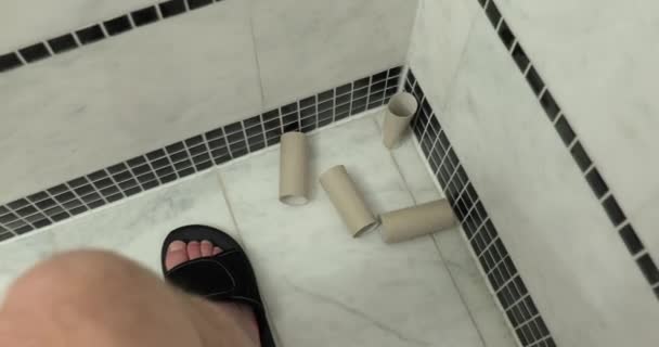 Выбегая Туалетной Бумаги Выбрасывая Пустые Рулоны Вокруг Сидя Унитазе — стоковое видео