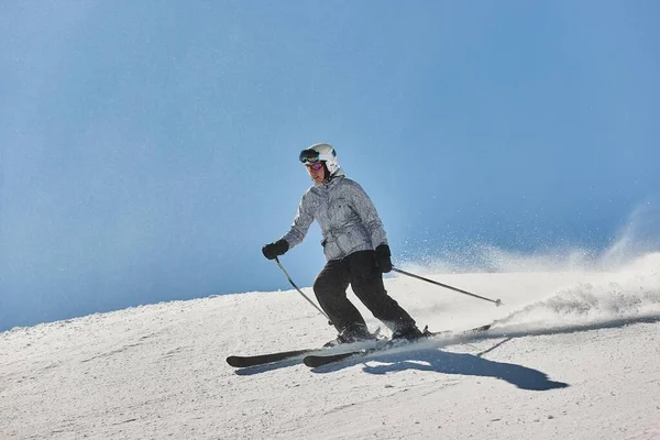 Skifahrer Rutscht Schnell Einen Verschneiten Hang Hinunter — Stockfoto
