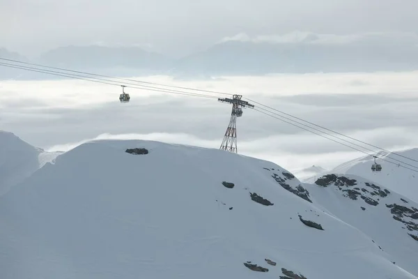 フランスアルプス パラディスキー プラーニュの雲の上のスキーキャビンリフト — ストック写真
