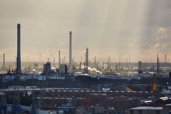 Riesige Industriedocks Mit Rotterdam Raffinerien Und Windkraftanlagen Der Dämmerung — Stockfoto