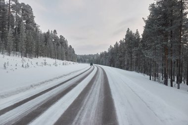 Finlandiya 'nın Laponya, Arktik kara sapı ve buzlu asfaltta karlı kış yollarında araba sürmek