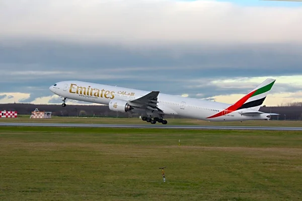 Budapeste Hungria Circa 2015 Emirates Boeing 777 300 Decolando Aeroporto — Fotografia de Stock