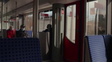 Berlin, Almanya - 2021 dolayları: Metro treni istasyondan ayrılıyor, 60 fps 'den ağır çekim