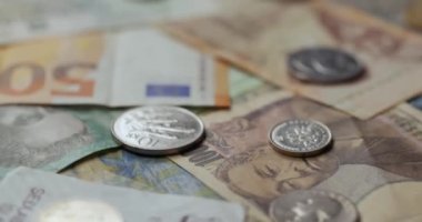 Dünyanın dört bir yanından gelen paralar, banknotlar ve paraların kolajı, hızla dönüyor.