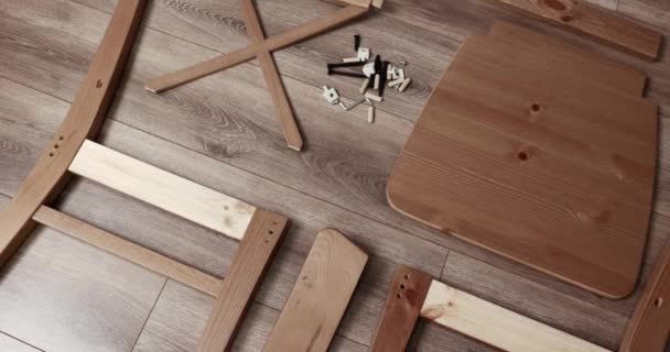 Drewniane Krzesło Gotowe Montażu Części Układane Rozpakowaniu — Wideo stockowe