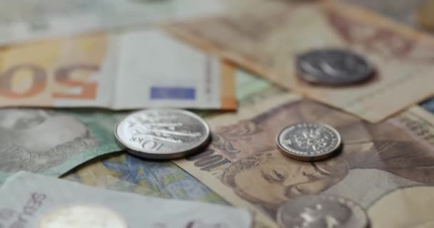 Pénznemek Világ Minden Tájáról Bankjegyek Érmék Kollázsa Gyorsan Forog — Stock videók