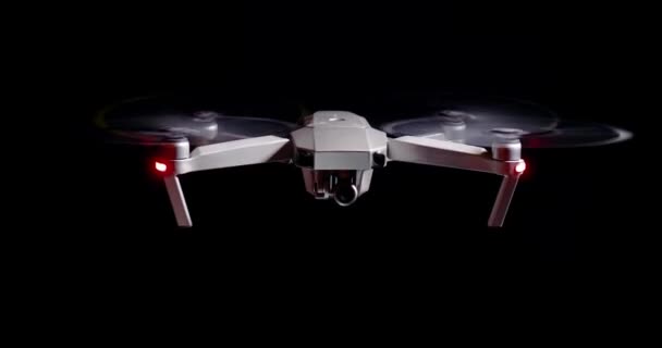 Drone Voando Pairando Agains Fundo Preto Escuro Iluminação Isolada Fps — Vídeo de Stock