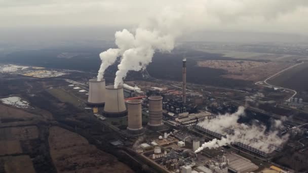 Central Elétrica Torres Resfriamento Vapor Fumaça Crescente Drone Footage — Vídeo de Stock
